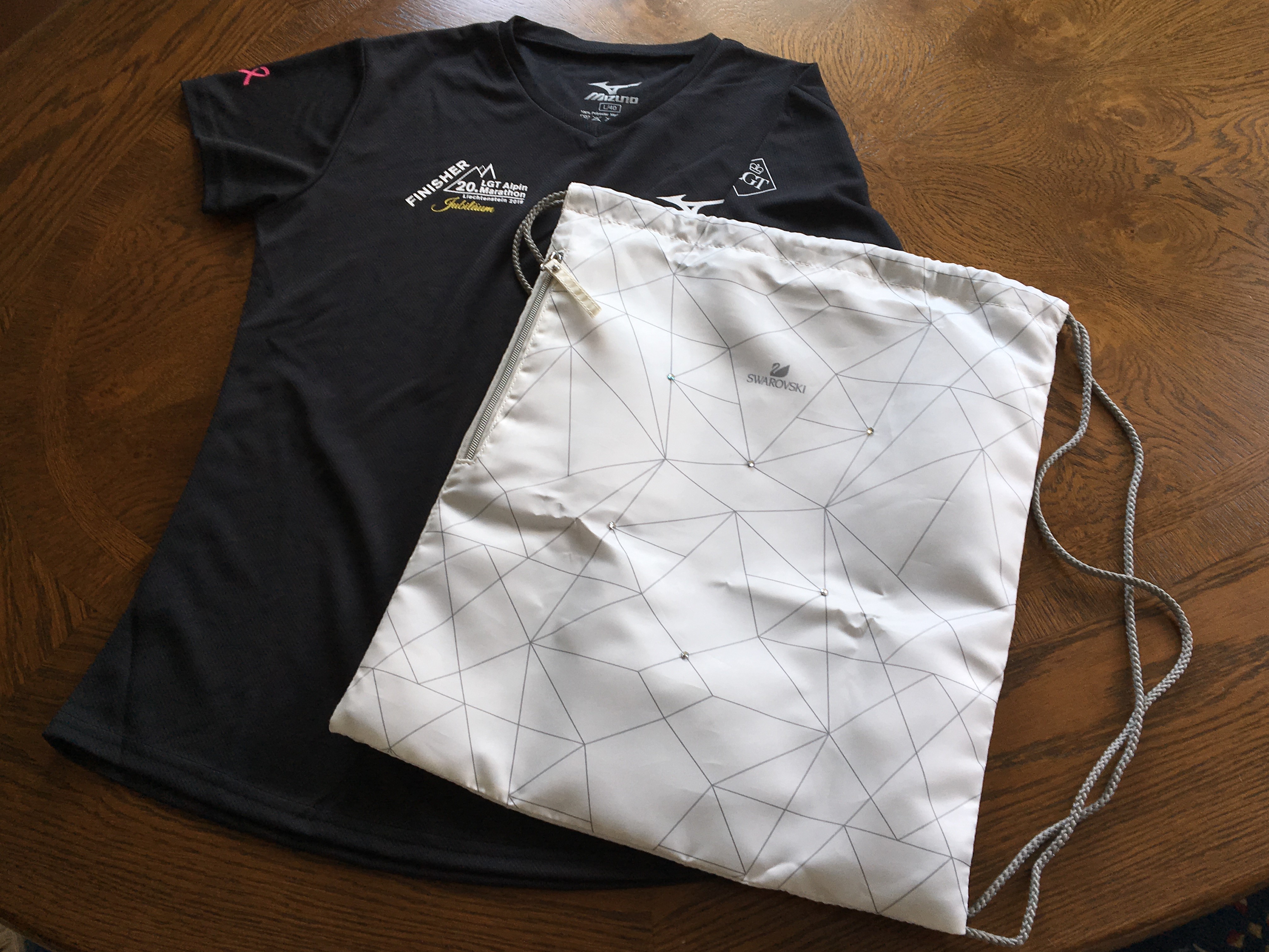 Finisher-T-Shirt und Finisher-Geschenk von Swarovski